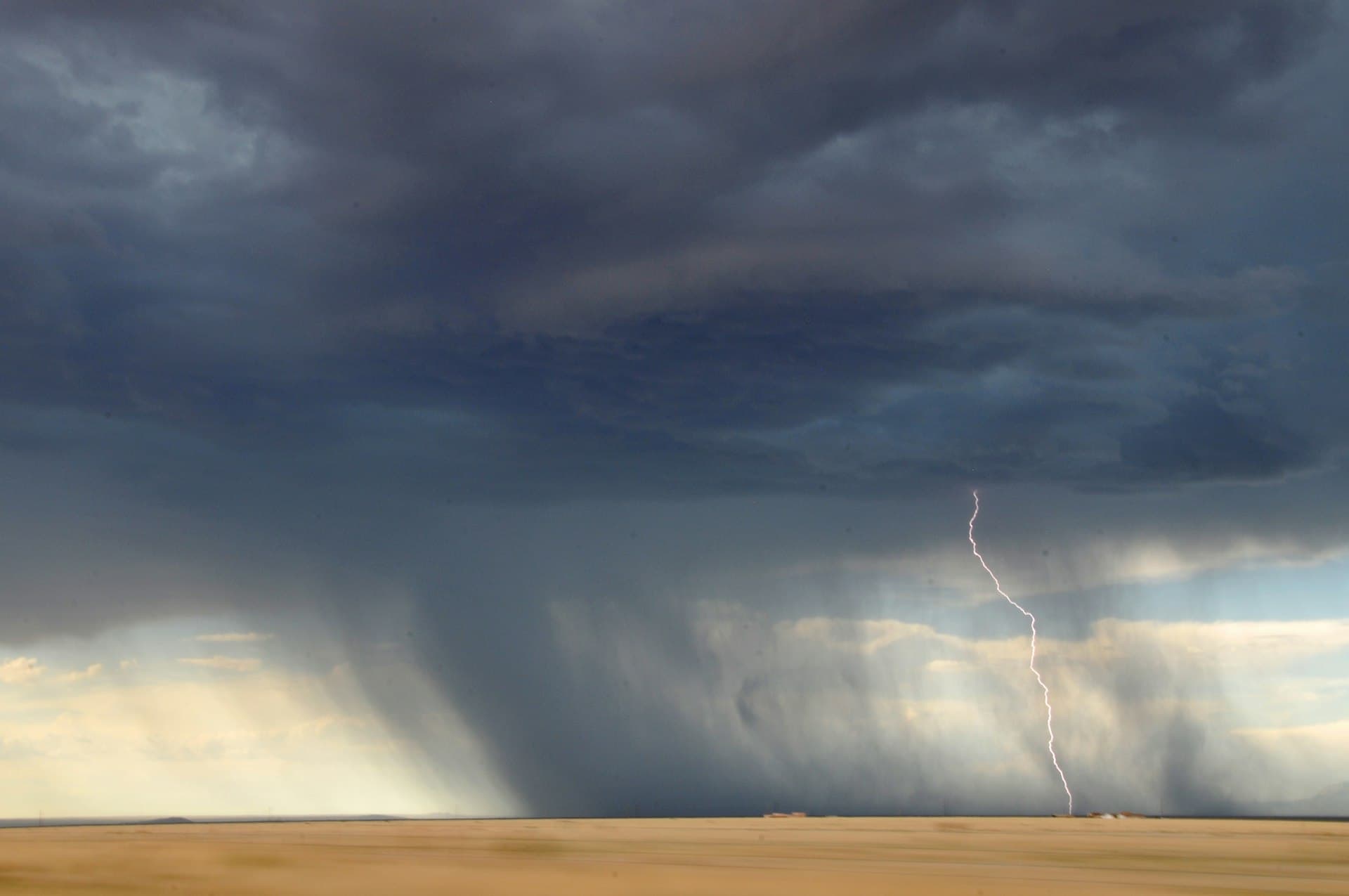 Desert lightning storm with dramatic clouds illustrating Arizona monsoon weather